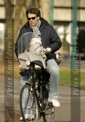 Amsterdam 23 januari 2005
Reinout Oerlemans met kinderen op fiets