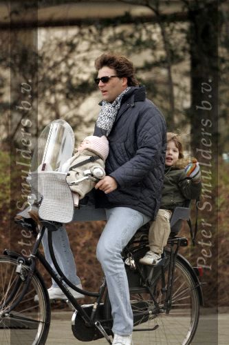 Amsterdam 23 januari 2005
Reinout Oerlemans met kinderen op fiets