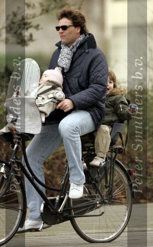 Amsterdam 23 januari 2005
Reinout Oerlemans met kinderen op fiets