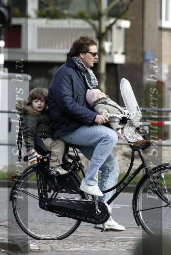 Amsterdam 23 januari 2005
Reinout Oerlemans met kinderen op fiets
