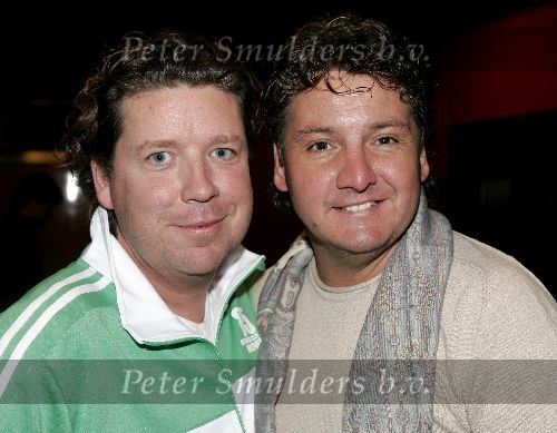 Hilversum 6 januari 2005
Aktie  555 voor azie in studio 22.
Rene Froger en Henkjan Smits