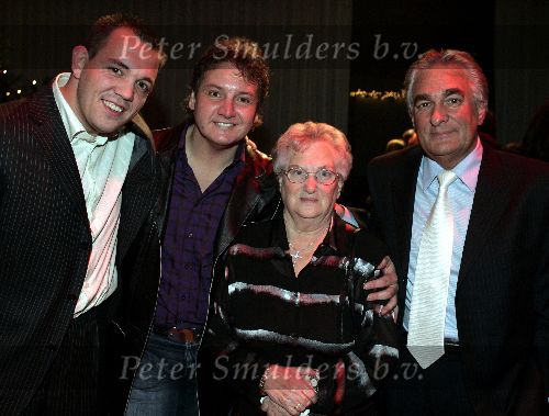Tiel 8 december 2004
Surprisefeestje voor Ludo Voeten. Ludo met zoon Danny Voeten moeder en Rene Froger