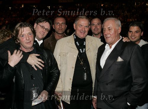 Rotterdam 6 december 2004
Optreden Gerard Joling in Ahoy.
Robby Hofman ( 2e van links )