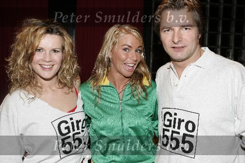 Hilversum 6 januari 2005
Aktie  555 voor azie in studio 22.
Annette Barlo Ellemieke Vermolen en Victor Reinier