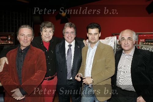 Hilversum 6 januari 2005
Aktie  555 voor azie in studio 22.
Huub Stapel Joost Prinsen Lee Towers Wilfred Genee en Frits Spits