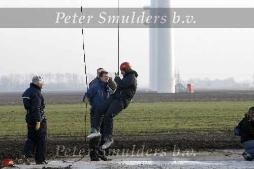Biddinghuizen 16 januari 2006
Edwin Smulders en Klaas Wilting abseilen van windmolen van 70 meter hoog.