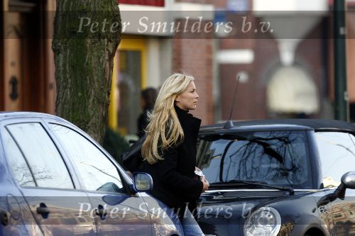 Amsterdam 13 januari 2006
Angela Kluivert met mini cooper cabrio winkelend