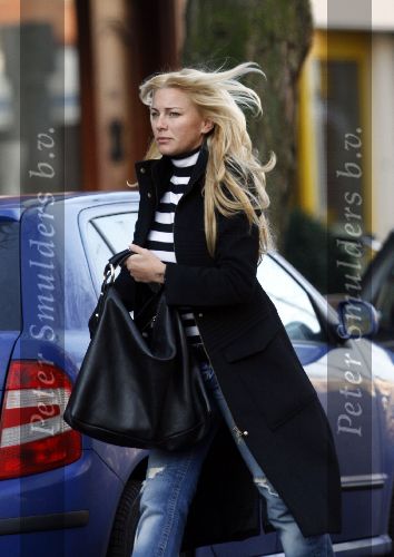 Amsterdam 13 januari 2006
Angela Kluivert met mini cooper cabrio winkelend