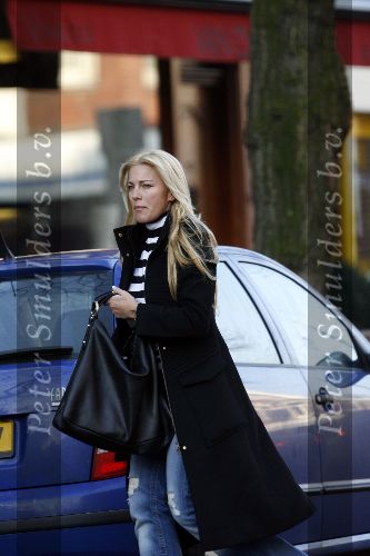 Amsterdam 13 januari 2006
Angela Kluivert met mini cooper cabrio winkelend