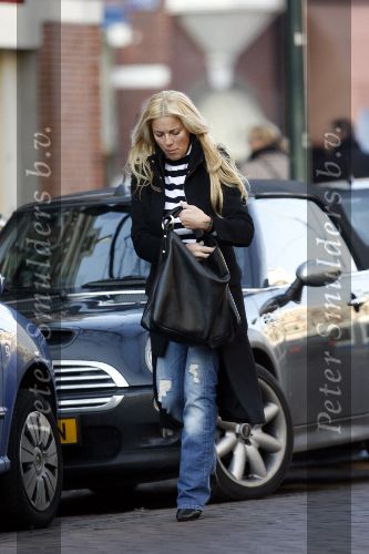 Amsterdam 13 januari 2006
Angela Kluivert met mini cooper cabrio winkelend