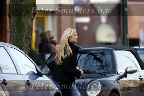 Amsterdam 13 januari 2006
Angela Kluivert met mini cooper cabrio winkelend