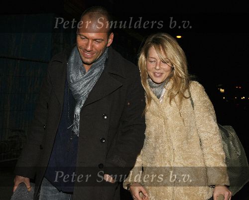 Amsterdam 14 januari 2006
Chantal Janzen met haar nieuwe vriend Roel Kyvelos na de opnames van idols