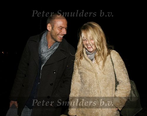 Amsterdam 14 januari 2006
Chantal Janzen met haar nieuwe vriend Roel Kyvelos na de opnames van idols