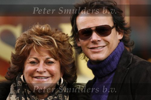 Amsterdam 14 januari 2006
Christine Kroonenberg en Leco v zadelhoff tijdens sale op pc hooftstraat