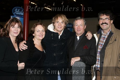 Hilversum, 7 Januari 2006 Studio 22
2e Finaleronde Idols 2006
Christon Idols met zijn ouders en buurman Peter Timofeeff en zijn vrouw