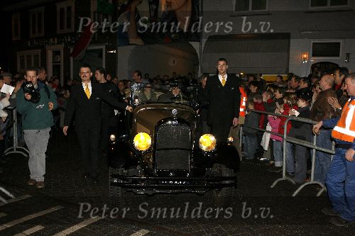 Alphen 19 januari 2006
Huldiging Jelle Klaasen nadat hij de lake side darts heet gewonnen. oude citroen cabrio