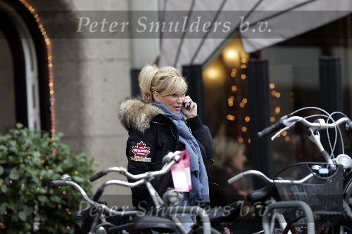 Amsterdam 24 december 2005
Connie Breukhoven met gsm op cornelis schuytstraat