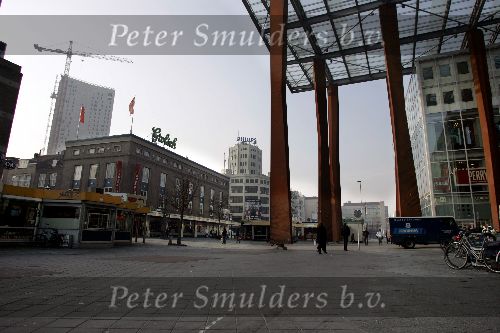 Eindhoven, 27 Januari 2006
De Witte Dame ( Oud Philips Lighting gebouw ) met op de voorgrond een nieuw gedeelte van De Beijenkorf en Piazza
© Foto Peter smulders BV Eindhoven