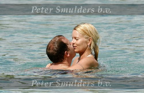 Curacao 5 januari 2006
Edwin Evers met zijn vriendin op vakantie op Curacao. kussend