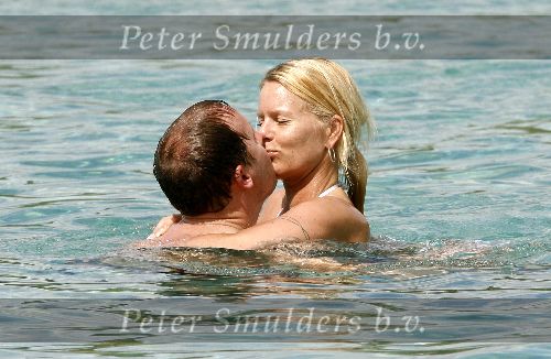 Curacao 5 januari 2006
Edwin Evers met zijn vriendin op vakantie op Curacao.kussend