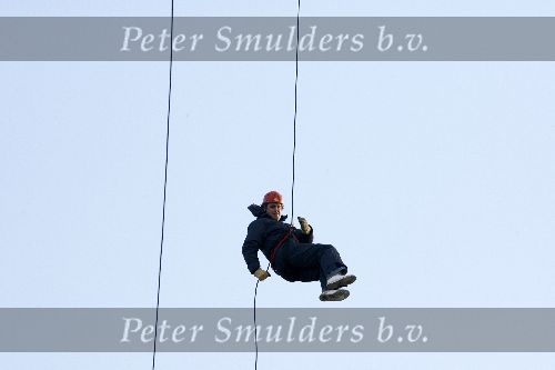 Biddinghuizen 16 januari 2006
Edwin Smulders en Klaas Wilting abseilen van windmolen van 70 meter hoog.