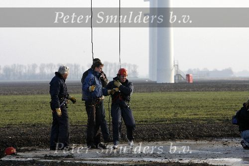 Biddinghuizen 16 januari 2006
Edwin Smulders en Klaas Wilting abseilen van windmolen van 70 meter hoog.