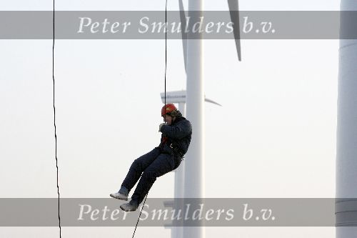 Biddinghuizen 16 januari 2006
Edwin Smulders en Klaas Wilting abseilen van windmolen van 70 meter hoog.