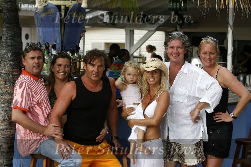 Curacao 6 januari 2006
Gerard Joling met Sylvana Borsasto en eigenaar Mambo(l) op curacao