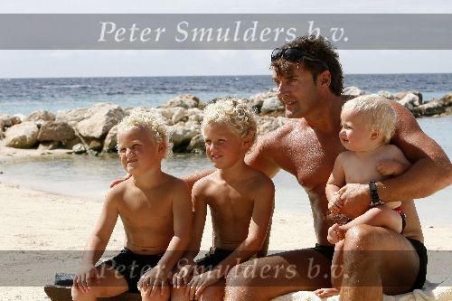 Curacao 6 januari 2006
Gerard Joling met jeugdige fans op vakantie op curacao