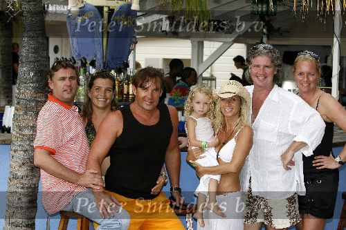 Curacao 6 januari 2006
Gerard Joling met Sylvana Borsasto en eigenaar Mambo(l) op curacao