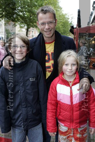Amsterdam 22 oktober 2005
Premiere Knetter.
Hans Smit met kinderen