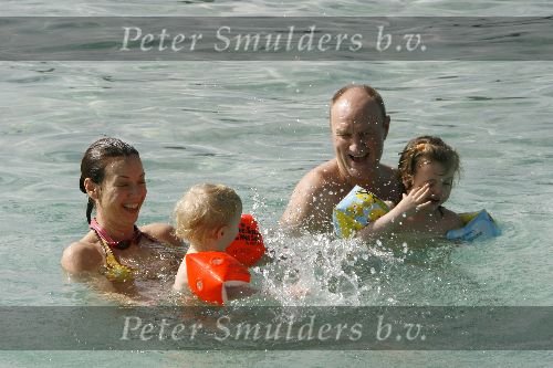 Curacao 7 januari 2006
Henk Poort en Marjolein Keunig en hun dochters  in zee bij Zanzibar
