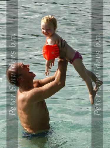 Curacao 7 januari 2006
Henk Poort en Marjolein Keunig en hun dochters  in zee bij Zanzibar