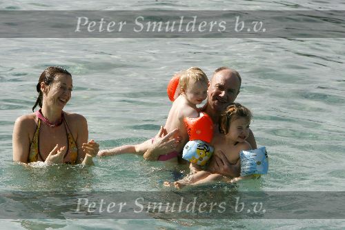Curacao 7 januari 2006
Henk Poort en Marjolein Keunig en hun dochters  in zee bij Zanzibar