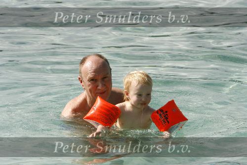 Curacao 7 januari 2006
Henk Poort en Marjolein Keunig en hun dochters  in zee bij Zanzibar