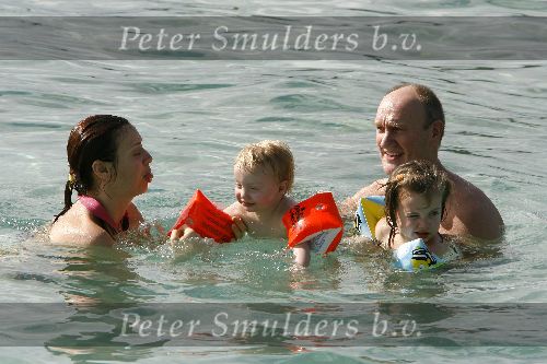 Curacao 7 januari 2006
Henk Poort en Marjolein Keunig en hun dochters  in zee bij Zanzibar