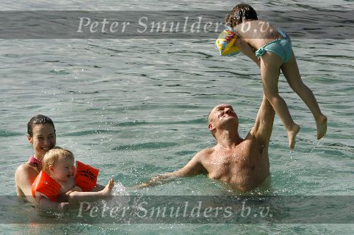 Curacao 7 januari 2006
Henk Poort en Marjolein Keunig en hun dochters  in zee bij Zanzibar
