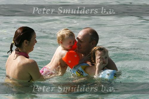 Curacao 7 januari 2006
Henk Poort en Marjolein Keunig en hun dochters  in zee bij Zanzibar