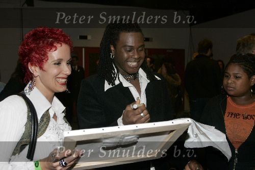 Hilversum, 7 Januari 2006 Studio 22
2e Finaleronde Idols 2006
I Jay Idols met zijn vrouw deelt handtekening uit