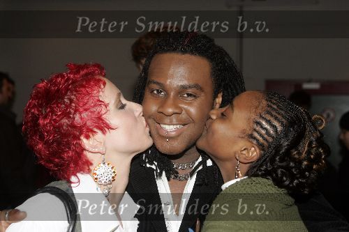 Hilversum, 7 Januari 2006 Studio 22
2e Finaleronde Idols 2006
I Jay Idols met zijn vrouw en dochter kussend