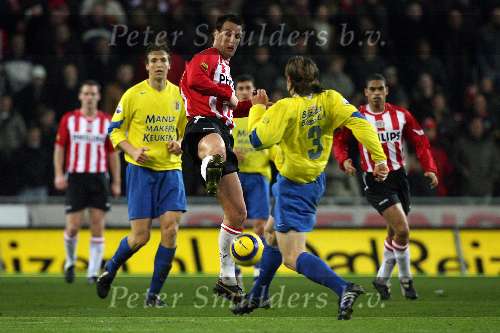Eindhoven, 20 Januari 2006
Kompetitiewedstrijd Seizoen 2005/2006 
PSV-RKC Waalwijk eindstand 2-0
Jan Vennegoor of Hesselink in duel met 2 verdedigers van RKC
© Foto Bart Bel