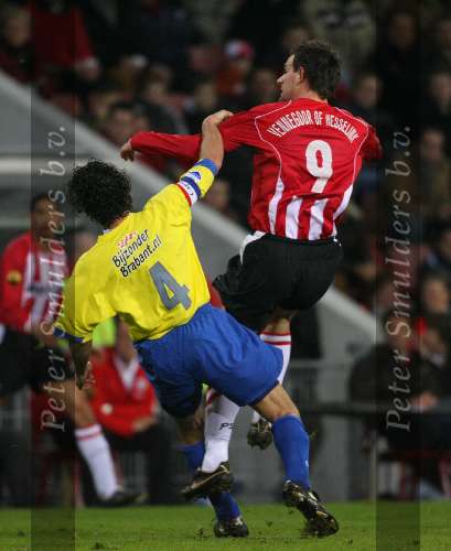 Eindhoven, 20 Januari 2006
Kompetitiewedstrijd Seizoen 2005/2006 
PSV-RKC Waalwijk eindstand 2-0
jan Vennegoor of Hesselink in kopduel met Virgillio Teixeira
© Foto Bart Bel