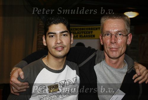 Alphen 19 januari 2006
Huldiging Jelle Klaasen nadat hij de lake side darts heet gewonnen. Jelle met zijn schoonvader Jan v Welt
