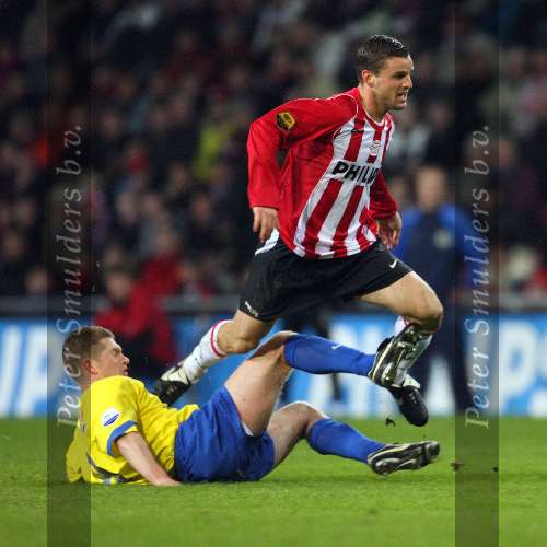 Eindhoven, 20 Januari 2006
Kompetitiewedstrijd Seizoen 2005/2006 
PSV-RKC Waalwijk eindstand 2-0
Jason Culina ontwijkt een tackle
© Foto Bart Bel
