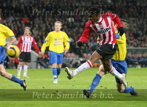 Eindhoven, 20 Januari 2006
Kompetitiewedstrijd Seizoen 2005/2006 
PSV-RKC Waalwijk eindstand 2-0
Doelpuntmaker Jefferson Farfan schiet op doel
© Foto Bart Bel