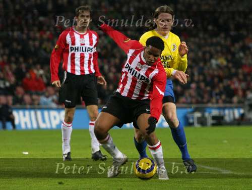 Eindhoven, 20 Januari 2006
Kompetitiewedstrijd Seizoen 2005/2006 
PSV-RKC Waalwijk eindstand 2-0Jefferson Farfan wordt stevig verdedigd in het doel gebied
© Foto Bart Bel