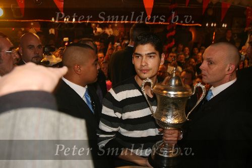 Vlijmen, 16 Januari 2006 Huldiging Darts Lakeside-kampioen
Jelle Klaasen met de beker en met een zestal security mensen om zich heen