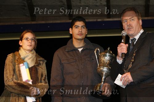 Alphen 19 januari 2006
Huldiging Jelle Klaasen nadat hij de lake side darts heet gewonnen.  Jelle met zijn vriendin