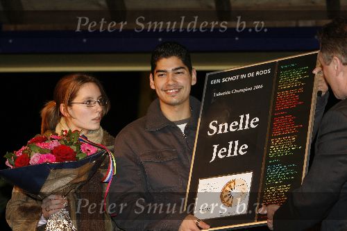 Alphen 19 januari 2006
Huldiging Jelle Klaasen nadat hij de lake side darts heet gewonnen.  Jelle met zijn vriendin