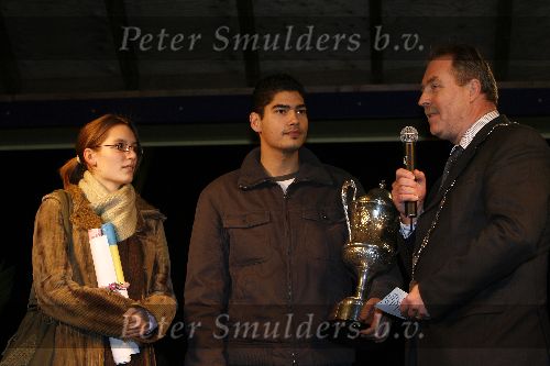 Alphen 19 januari 2006
Huldiging Jelle Klaasen nadat hij de lake side darts heet gewonnen.  Jelle met zijn vriendin en de burgemeester van Alphen